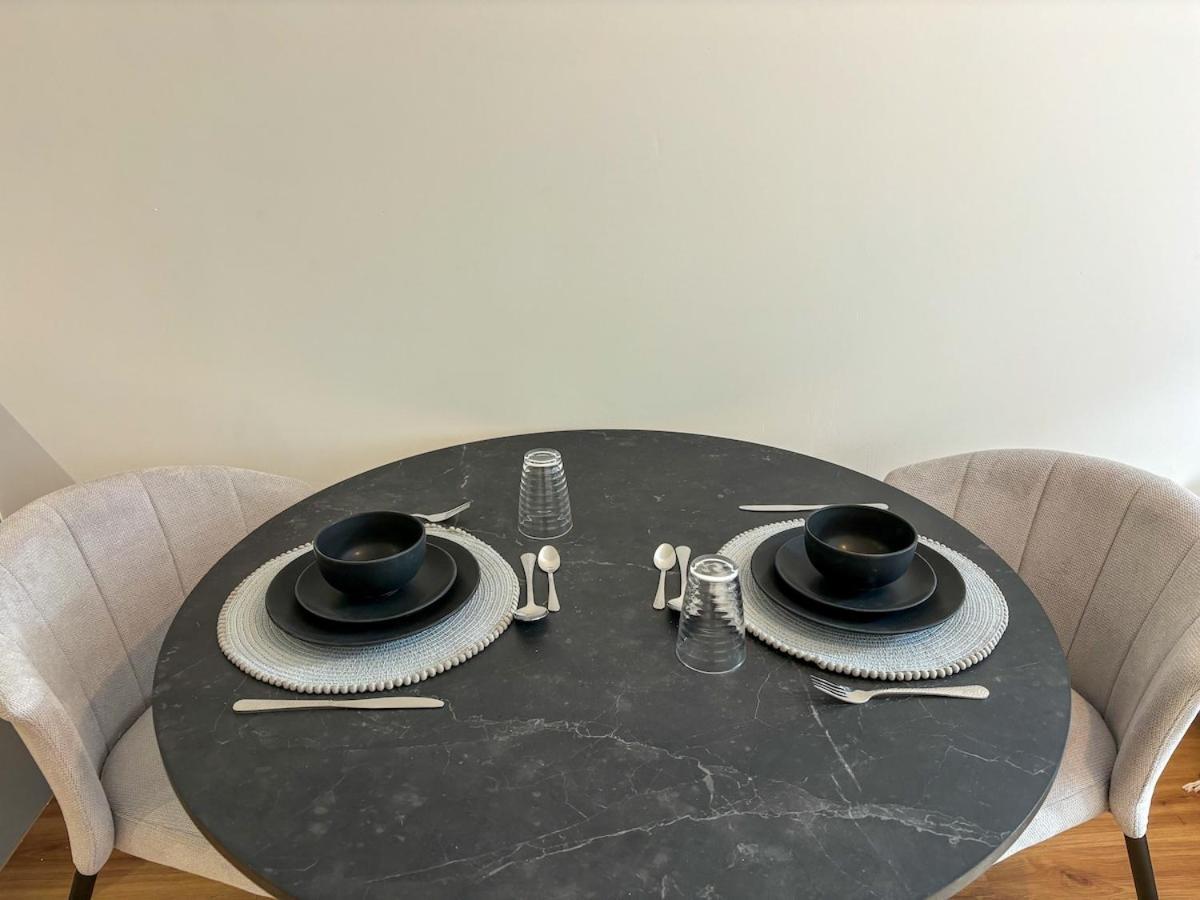 Modern -2 Min Walk From Station * Leeds (West Yorkshire)