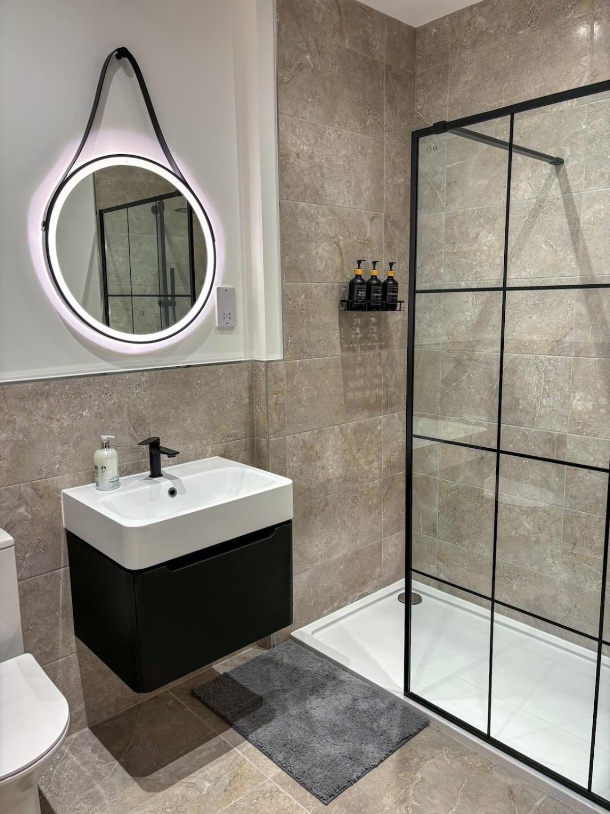 Modern -2 Min Walk From Station *