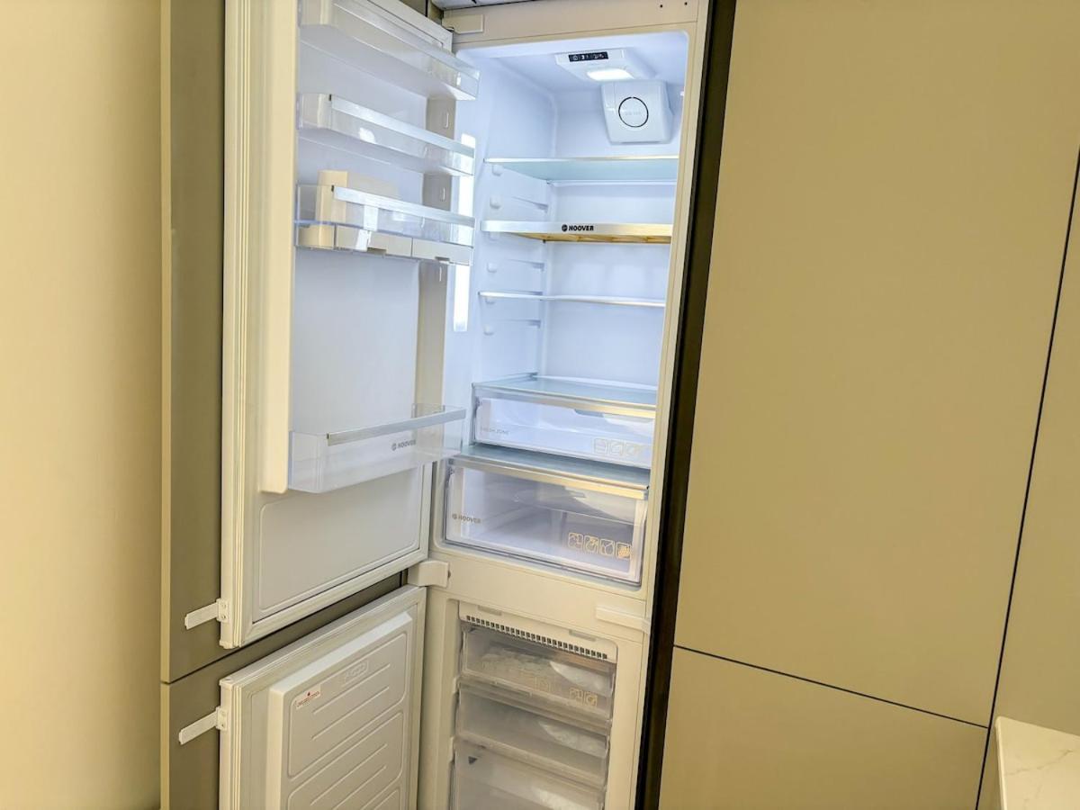 Modern -2 Min Walk From Station Apartment *