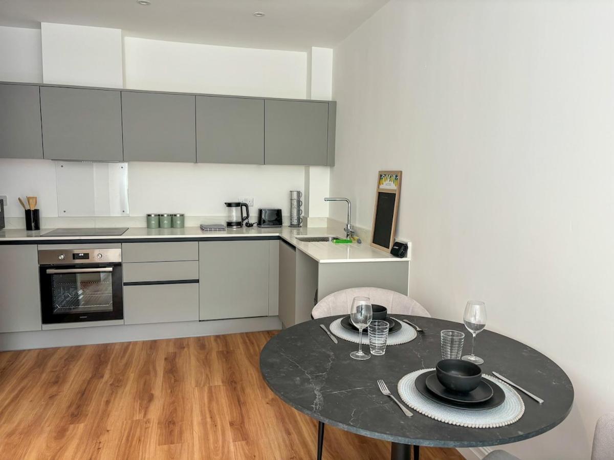 Modern -2 Min Walk From Station *